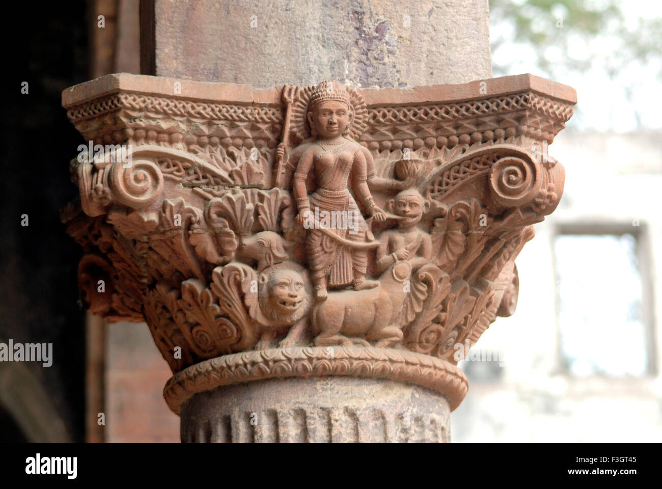 Dee kali Mata con mahishashura scolpito sul pilastro decorativi di vecchio palazzo di Indore ; Madhya Pradesh ; India Foto Stock