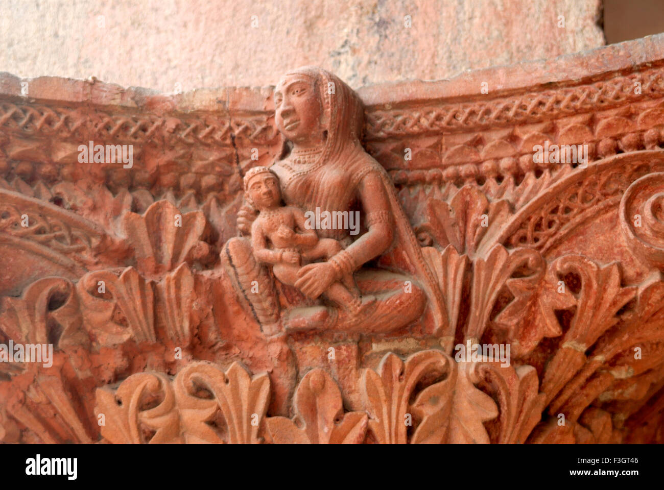 Madonna con il Bambino scolpita sul pilastro decorativi di vecchio palazzo di Indore ; Madhya Pradesh ; India Foto Stock