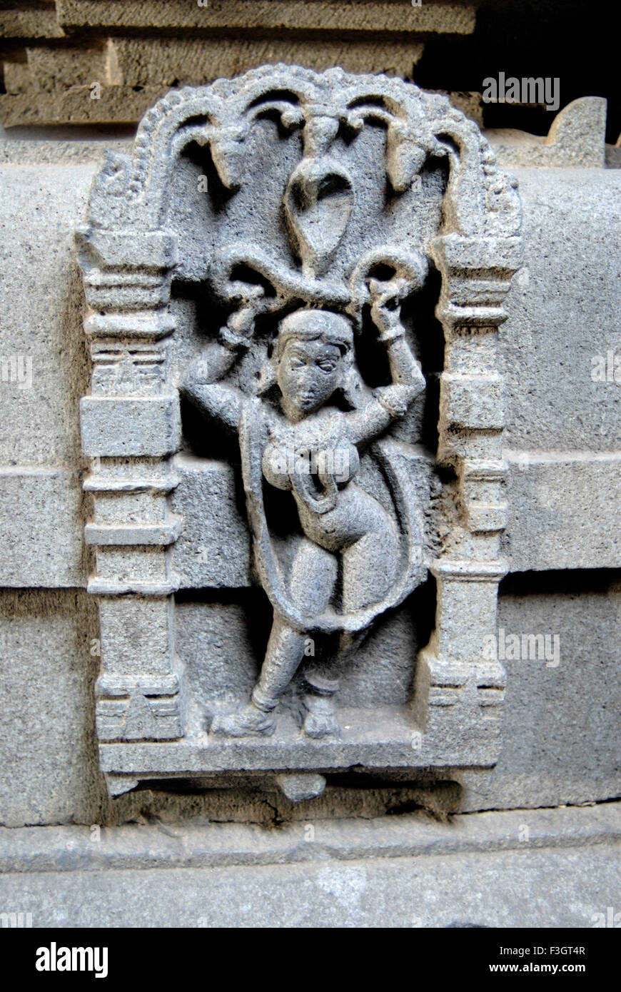 Signora decorativo figura con snake cobra pannelli in corrispondenza Bhuleshvar tempio sulla piccola collina Purander Pune Maharashtra Foto Stock