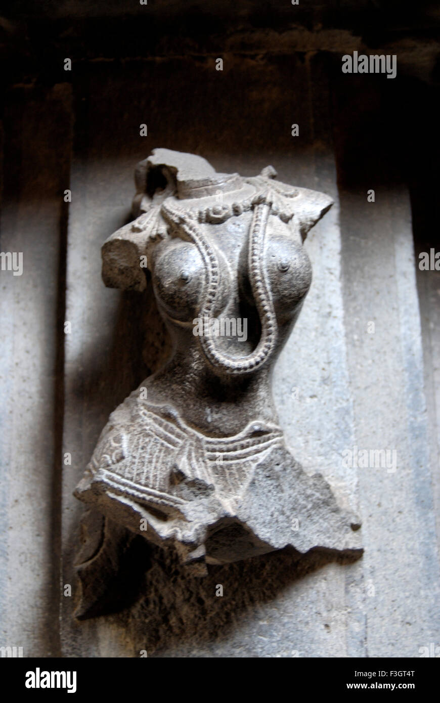 Signora scolpito su pannelli decorativi a Bhuleshvar tempio sulla piccola collina ; Taluka Purander ; District Pune ; Maharashtra ; India Foto Stock
