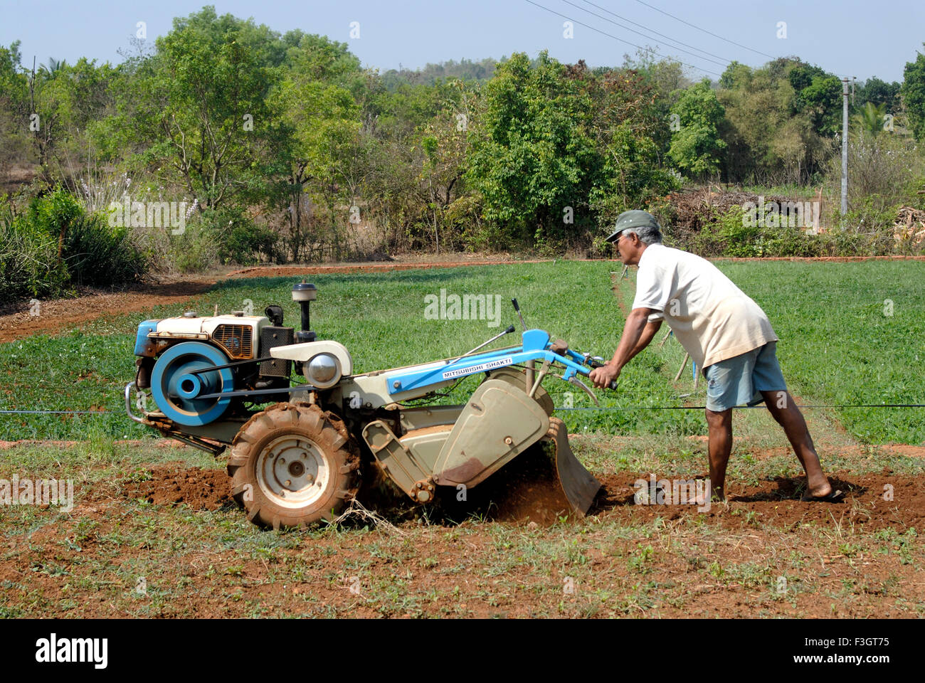 Un agricoltore e l'istruttore in campo con Powertiler village ; taluka Lanja ; district Ratnagiri ; Maharashtra ; India ; Asia Foto Stock