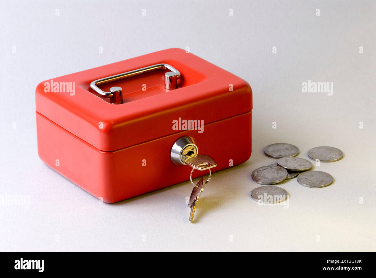 Cash box, cash box, cassetta di sicurezza, tijori, cassaforte, metallo rosso, Foto Stock