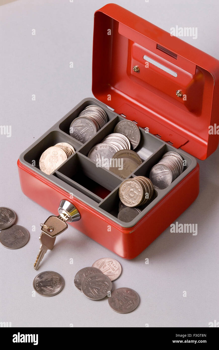 Cash box, cash box, cassetta di sicurezza, tijori, cassaforte, metallo rosso, Foto Stock