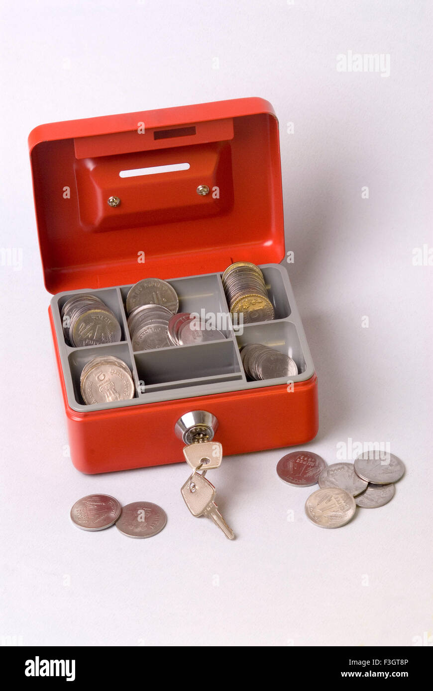 Cash box, cash box, cassetta di sicurezza, tijori, cassaforte, metallo rosso, Foto Stock