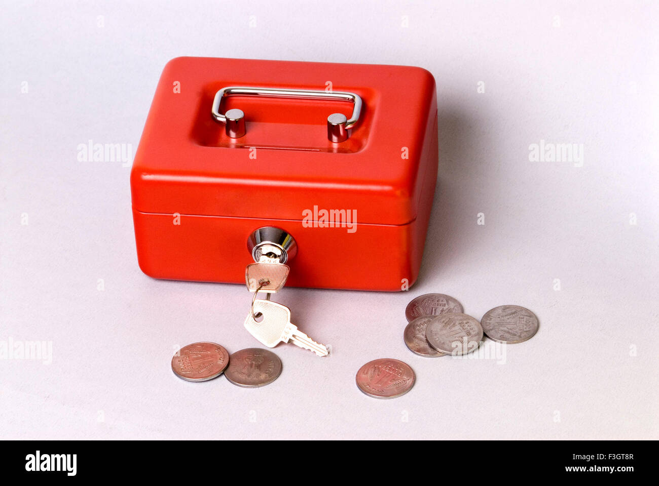 Cash box, cash box, cassetta di sicurezza, tijori, cassaforte, metallo rosso, Foto Stock