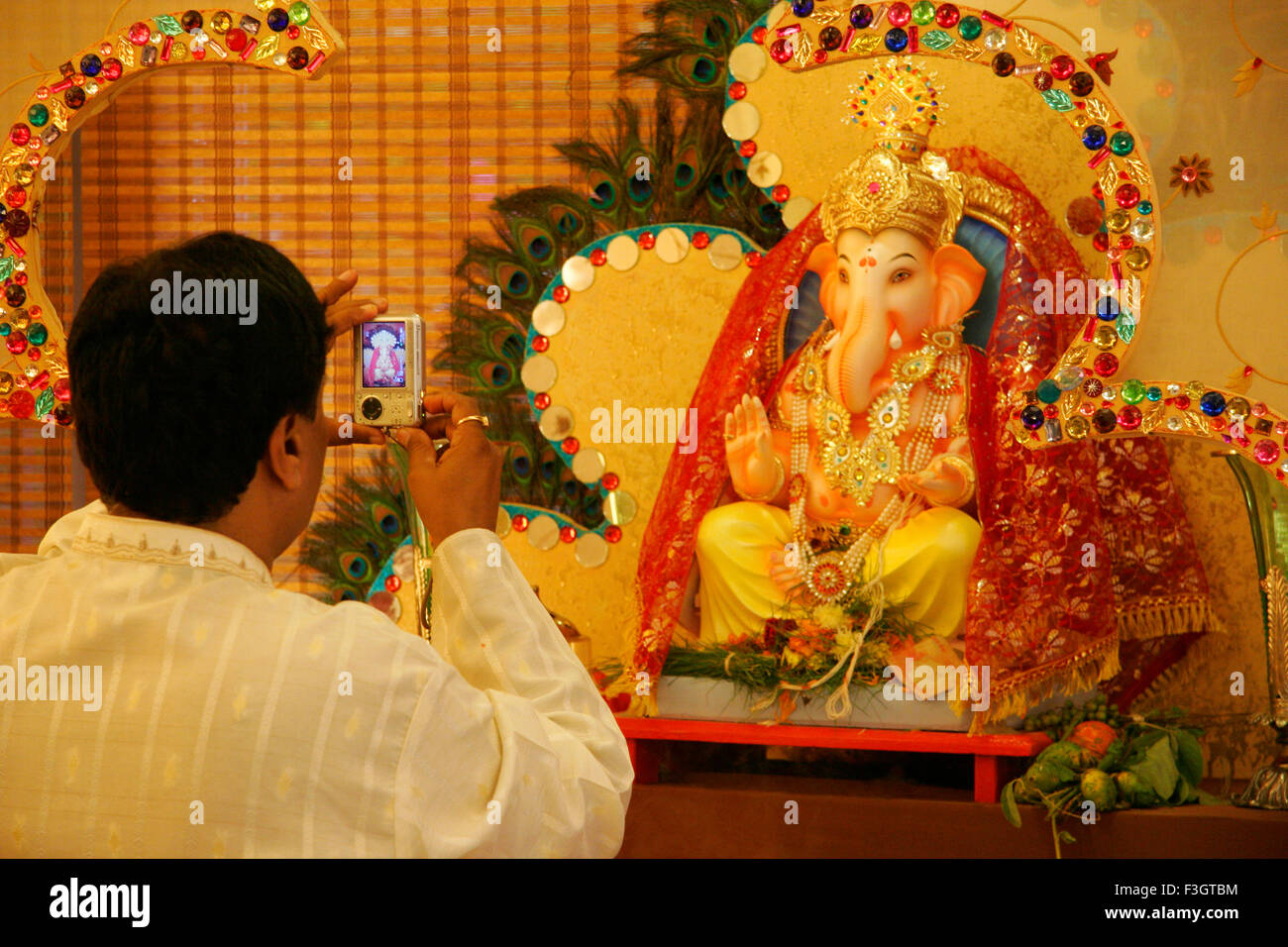 Idolo elegante signore Ganesh elephant intitolata Dio usura collana di perle sintetiche chiodati gem decorationsynthetic ems ; Bhtra ; India Foto Stock