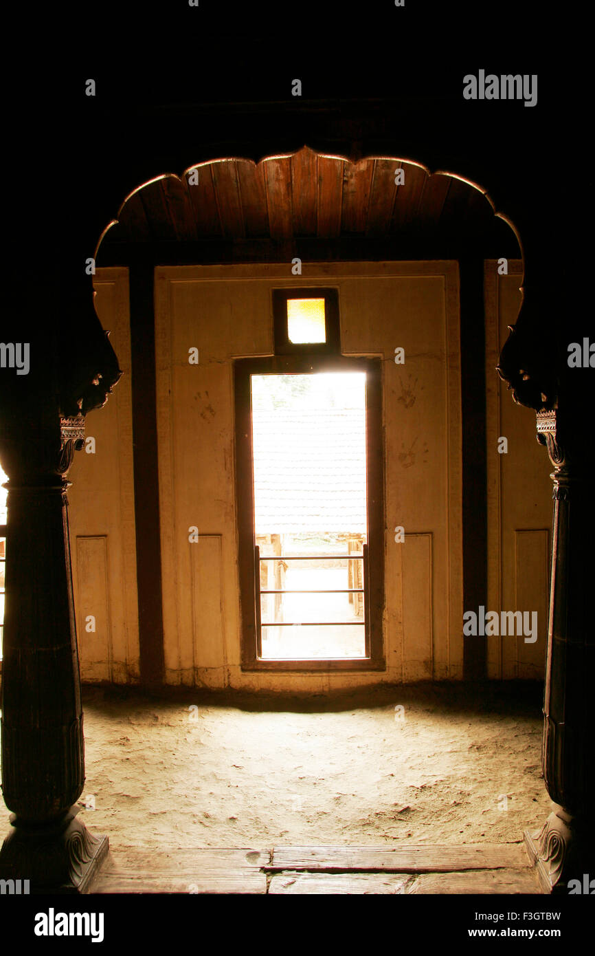 Interno del patrimonio vecchia struttura architettonica chiamato Wada di Nana Phadnavis costruito tra il 1766 e il 1779 ; Menwali ; Wai Foto Stock