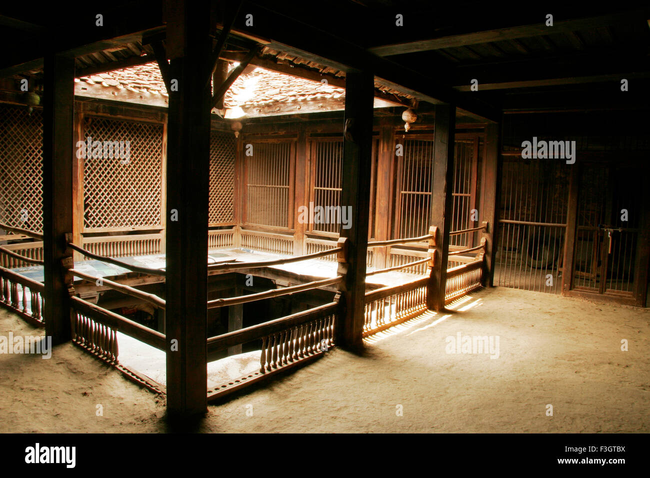 Interno del patrimonio vecchia struttura architettonica chiamato Wada di Nana Phadnavis costruito tra il 1766 e il 1779 ; Menwali ; Wai Foto Stock