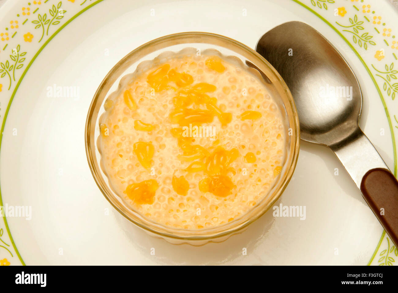 soufflé d'arancia con gelato alla vaniglia in gelatina d'arancia e fresco crema Foto Stock