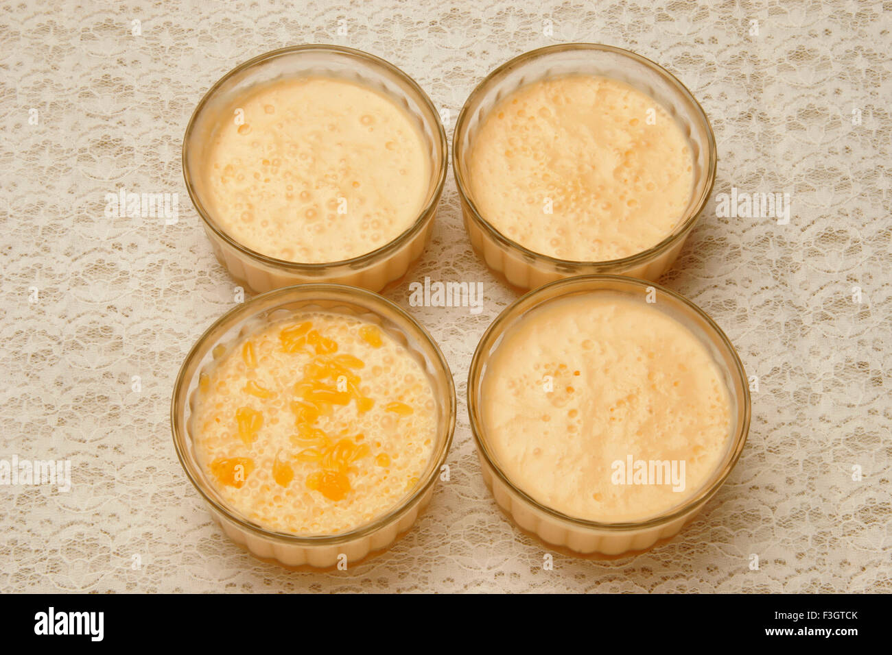 soufflé d'arancia con gelato alla vaniglia in gelatina d'arancia e fresco crema Foto Stock