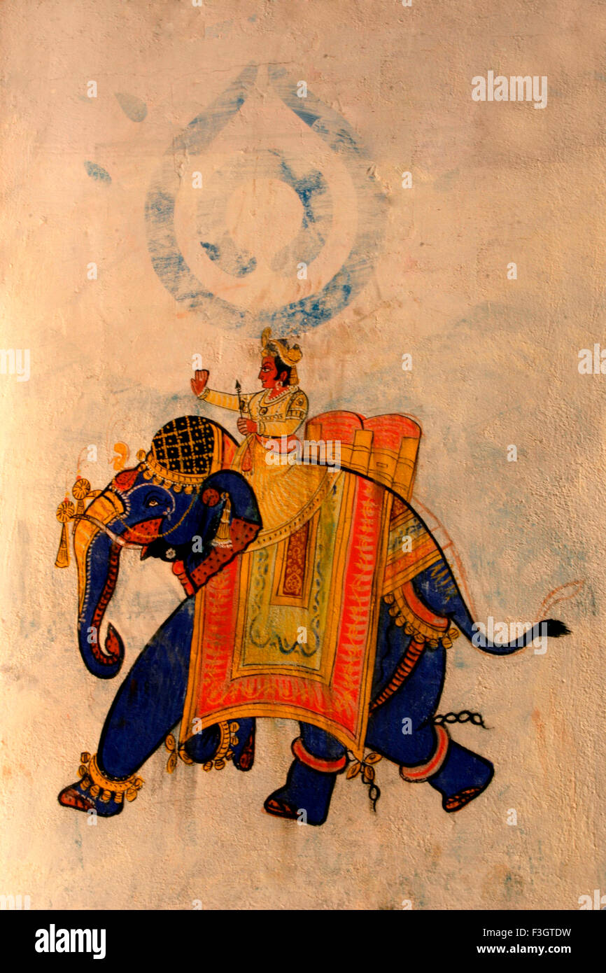 Pittura murale raffigurante il re seduto su elefante e chiamare qualcuno ; Nathdwara ; Rajasthan ; India Foto Stock