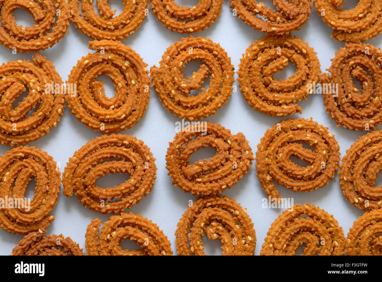 Chakli o Murukku un saporito e fritto spuntino indiano a forma di spirale con una superficie spiked, India, Asia Foto Stock