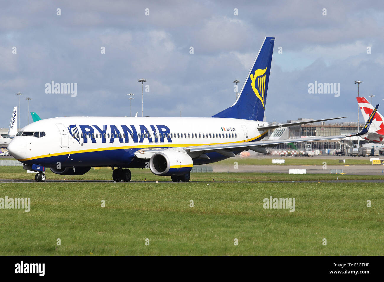 A Ryanair Boeing 737-800 serie aeromobili all'Aeroporto Internazionale di Dublino, Irlanda Foto Stock