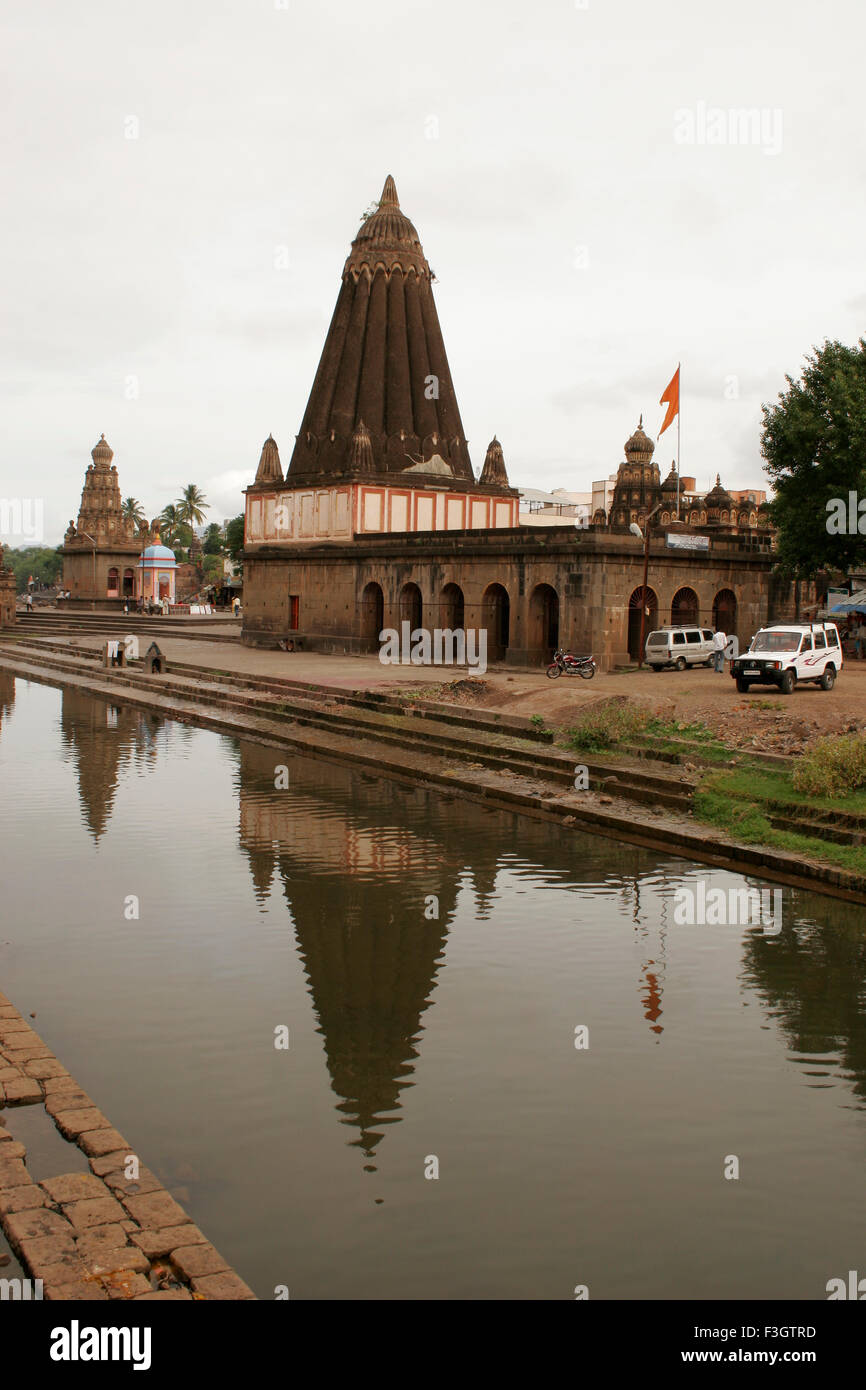 Tempio indiano fatta di pietre nere nel 1762 dedicata al Signore Ganesh elephant intitolata Dio sulle rive di rive Krishna Wai Foto Stock