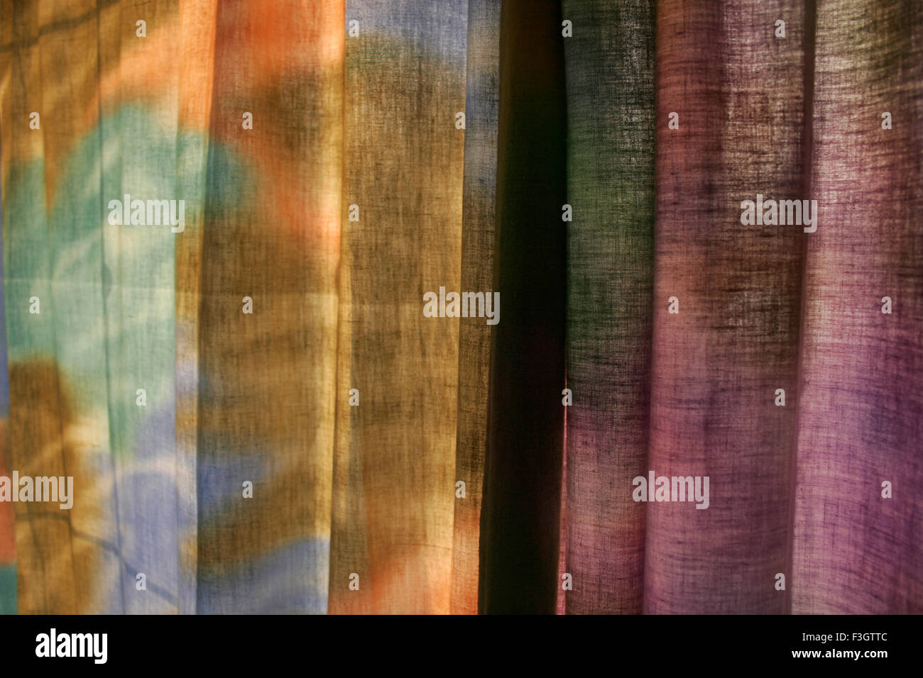 Abstract di modesta tende multicolori con la loro consistenza del tessuto e le pieghe ; Pune ; Maharashtra ; India Foto Stock