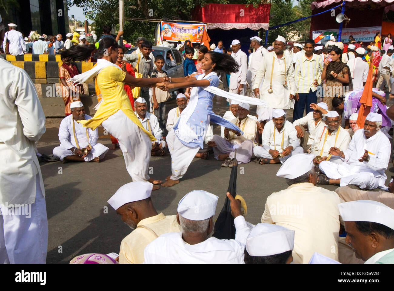 Fugdi una sorta di danza generalmente di donne a giocare per intrattenere varkaris in processione in tempo ; Maharashtra ; India Foto Stock