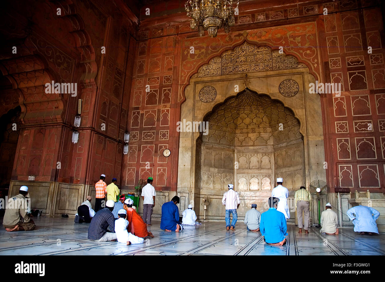 Devoti musulmani offrendo preghiere in Jama Masjid ; Delhi ; India Foto Stock