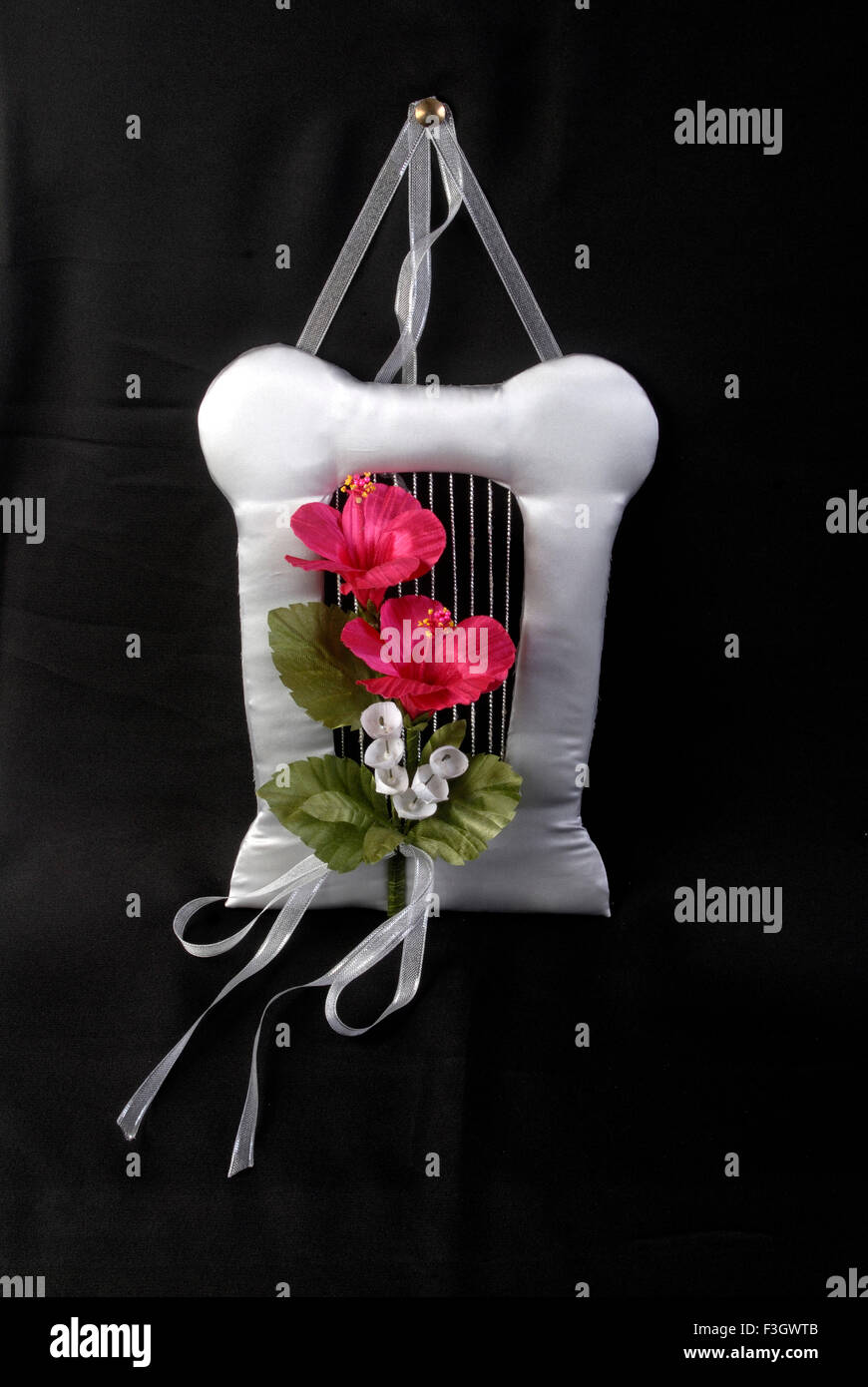 Chiesa pew arpa nome fiori di ibisco e la campana utilizzata nel matrimonio cristiano realizzato in panno rasata a mano Foto Stock