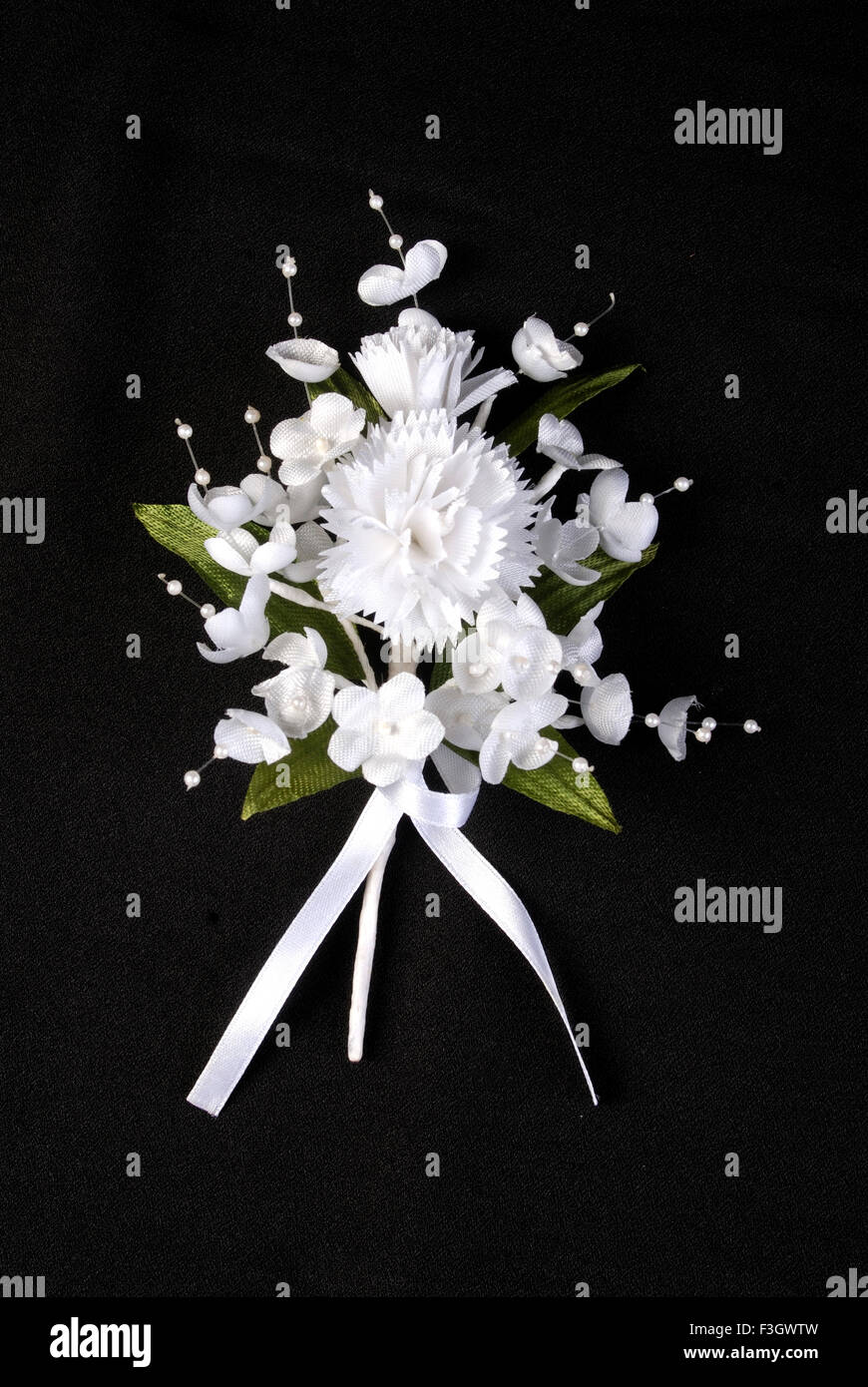 Foro di pulsante per lo sposo utilizzato nel matrimonio cristiano nome fiori di garofano realizzato in panno rasata ; India Foto Stock