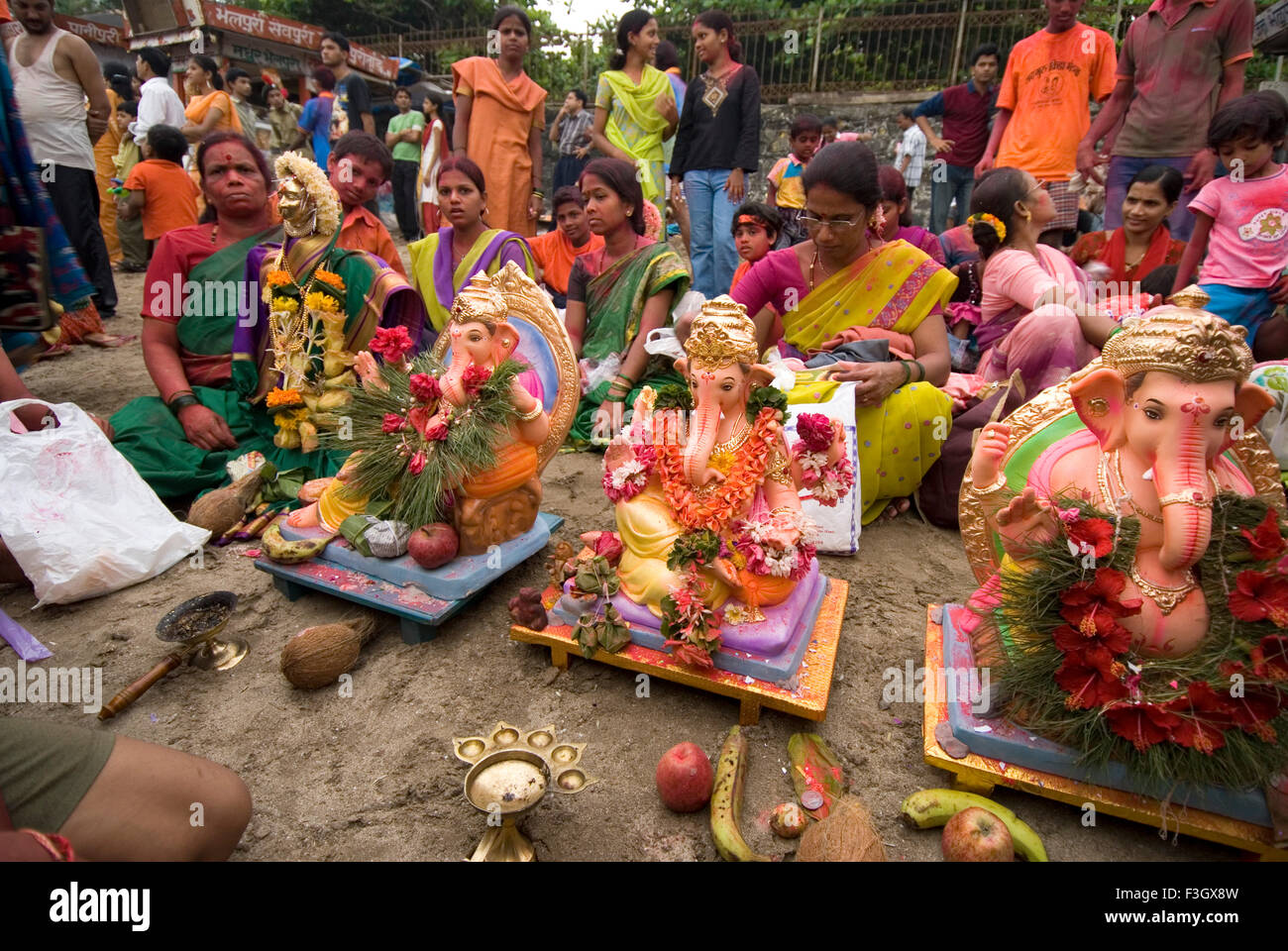 Puja prima Ganesh idoli immersione in mare Arabico a Dadar beach ; Mumbai Bombay ; Maharashtra ; India Foto Stock