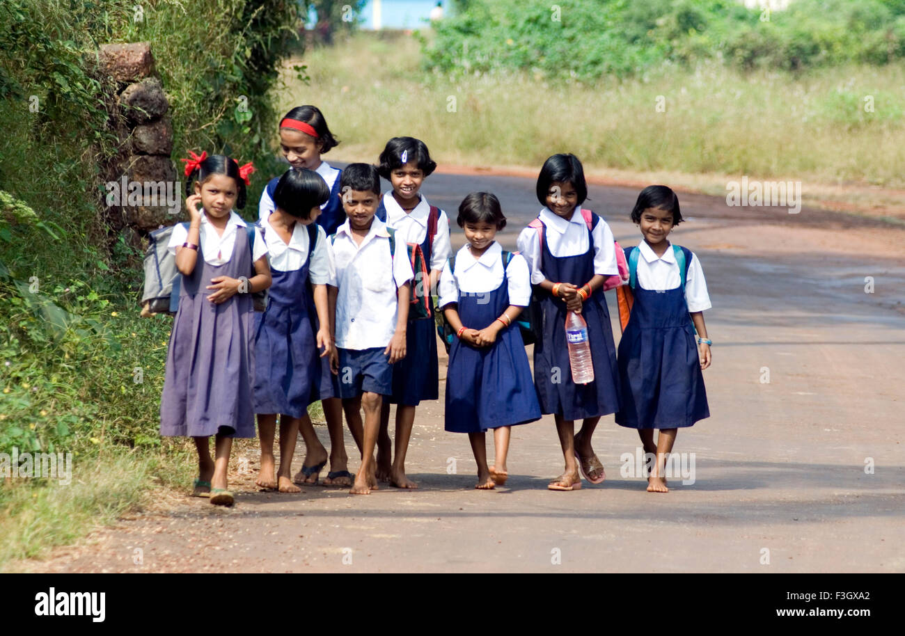 Compagno di scuola sulla strada per la scuola alla mattina tempo ; Malgund village ; district Ratnagiri ; Maharashtra ; India Foto Stock