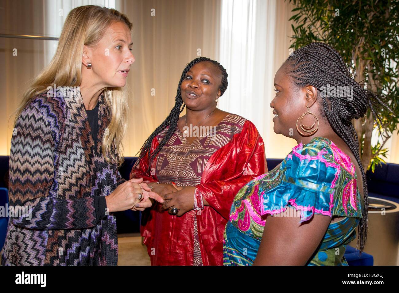 L'Aia, Paesi Bassi. Il 7 ottobre, 2015. La principessa Mabel dei Paesi Bassi con Aminato Thiero dal Forum per donne africane istruzione e Rose Dolo da Oxfam Novib Mali al simposio il sollevamento del velo riunione di esperti sui bambini matrimonio presso il Ministero degli Affari esteri all'Aia, Paesi Bassi, 7 ottobre 2015. La principessa Mabel è iniziatore di ragazze non le spose e Princess Viktoria è patrona di salvare i bambini. Foto: Patrick van Katwijk point de vue fuori - nessun filo servizio-/dpa/Alamy Live News Foto Stock