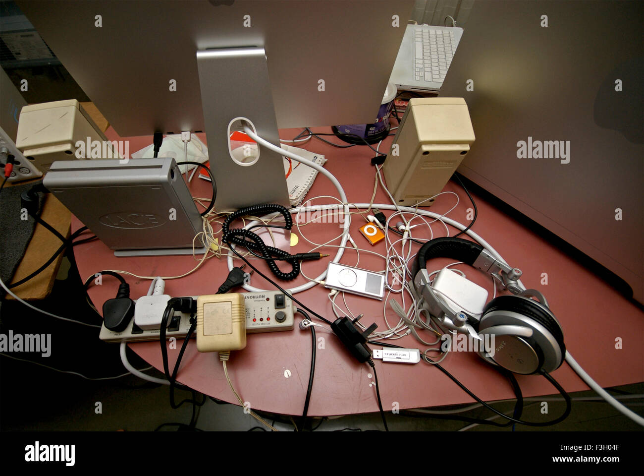 Goffo scrivania caotica di fotografo pigro ; Mumbai Bombay ; Maharashtra ; India Foto Stock