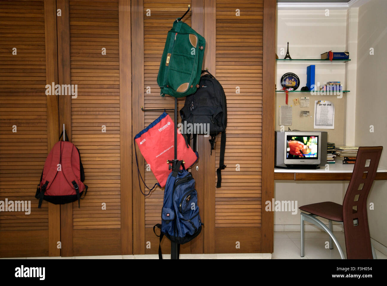 Interno della casa ; televisione con molte borse ; Mulund ; Mumbai Bombay ; Maharashtra ; India Foto Stock