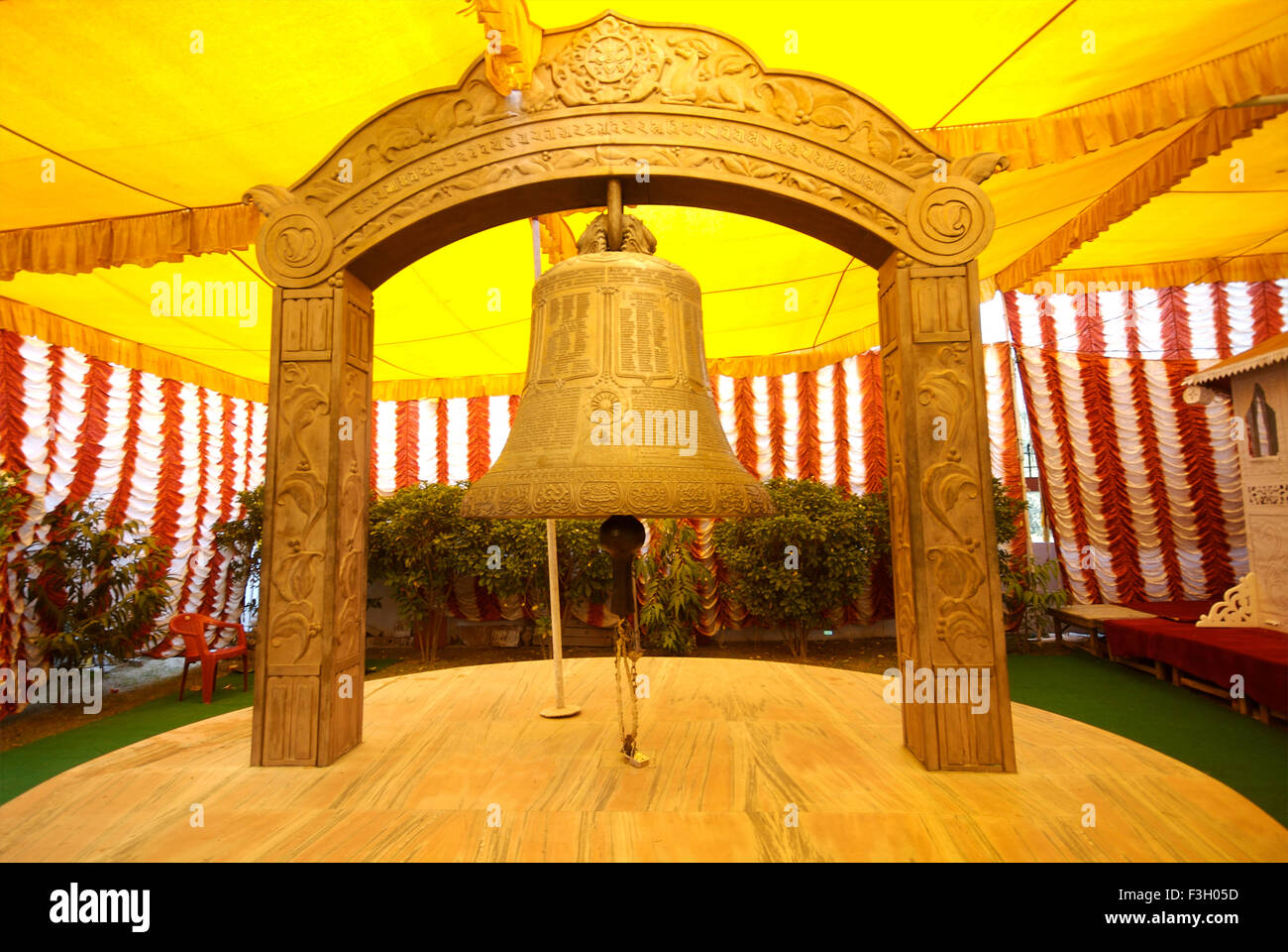 Enorme campana al Dhamma chakka pavattana sutta ruota di diritto a Sarnath ; Varanasi ; Uttar Pradesh ; India Foto Stock