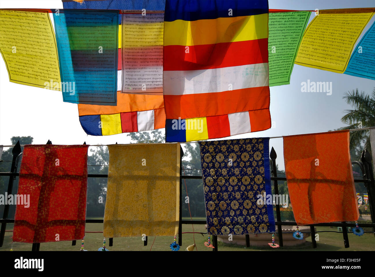 Bandiere tibetane colorate legate a Dhamma Cakka, Sarnath