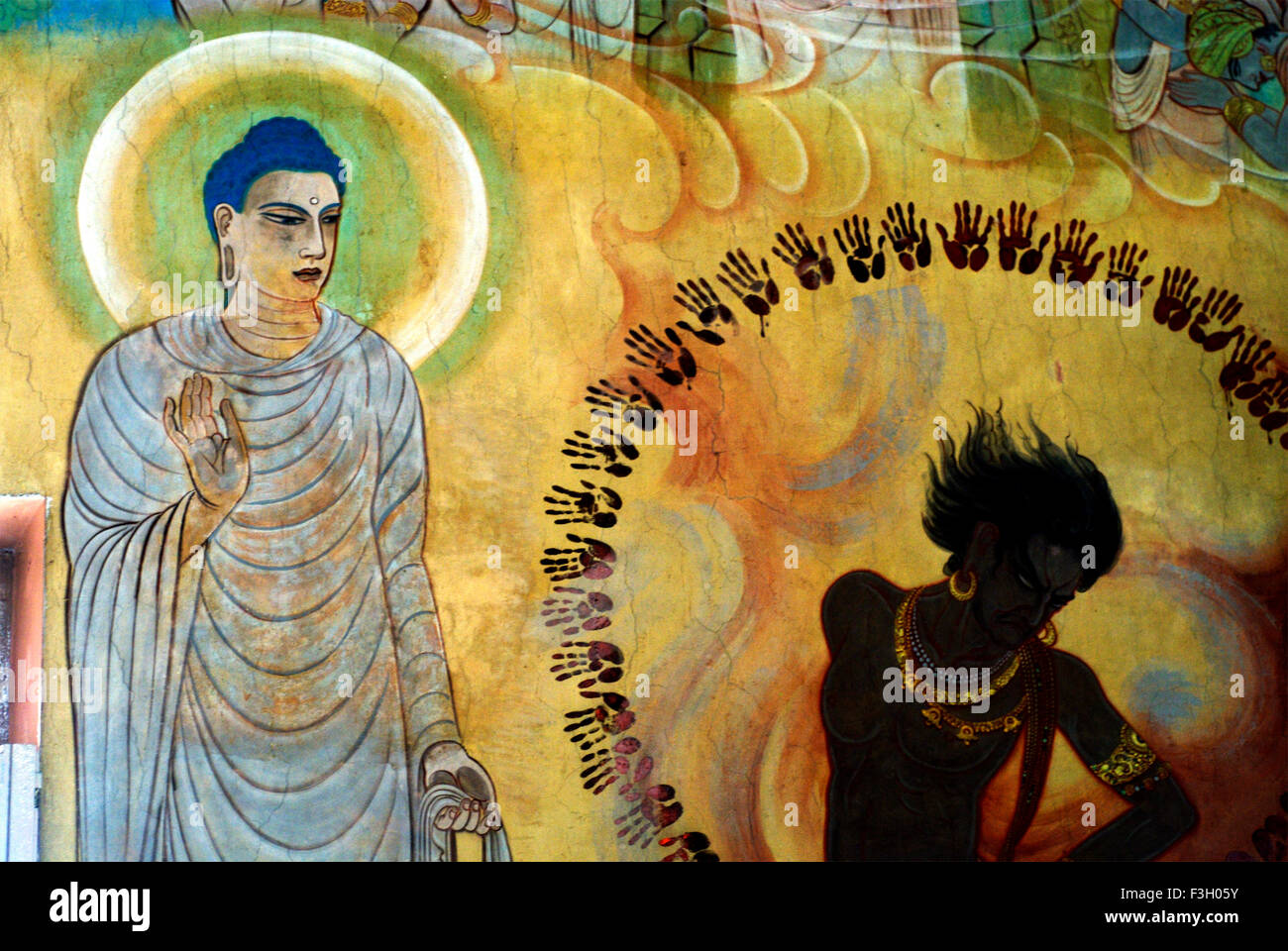 Il Buddha murale di artista giapponese nosui kosetsu all'interno di Mula Gandhaduti Vihara ; Sarnath ; Varanasi ; Uttar Pradesh ; India Foto Stock
