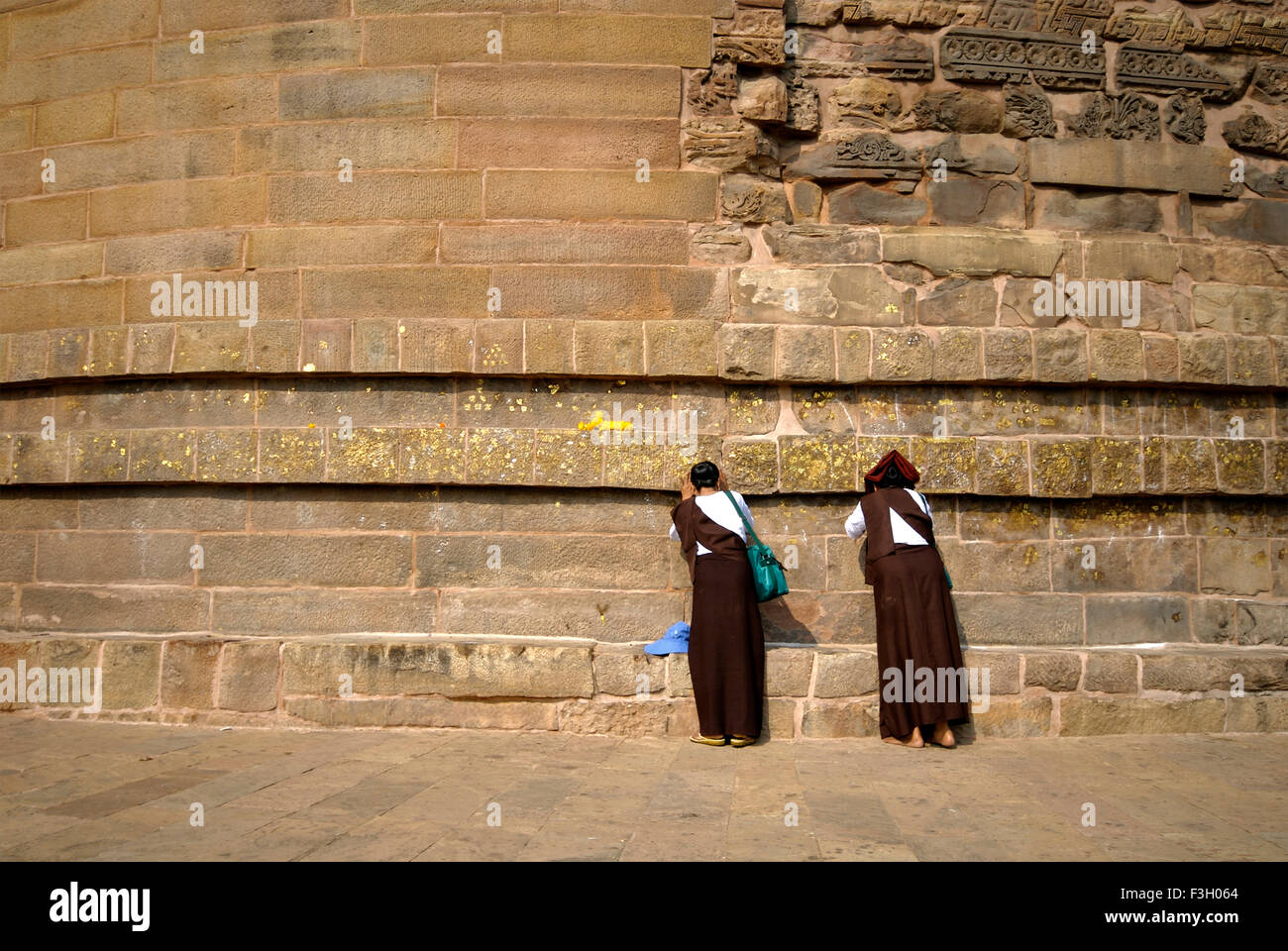 Bhikkhunis monastica femminile pregare presso Dhamekh stupa ; Sarnath ; Varanasi ; Uttar Pradesh ; India Foto Stock