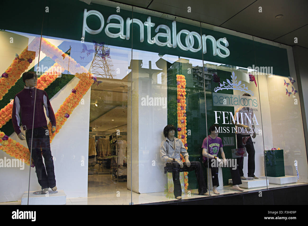Pantalone di showroom in Orchid city centre shopping mall a J. Boman Behram road ; Bombay ora Mumbai ; Maharashtra ; India Foto Stock