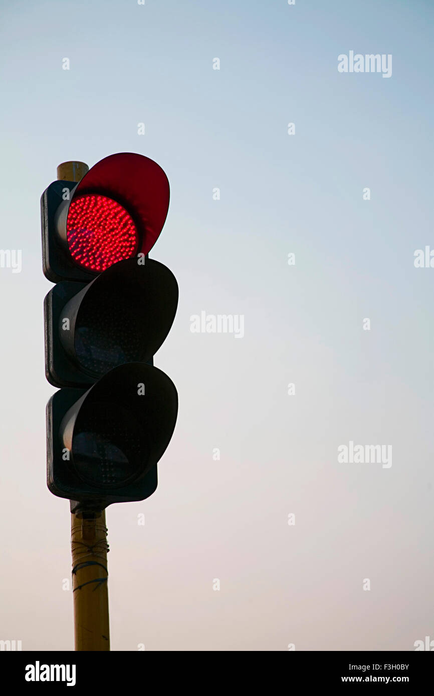 Segnale di traffico ; la luce rossa di arresto implica ; Mumbai Bombay ; Maharashtra ; India Foto Stock