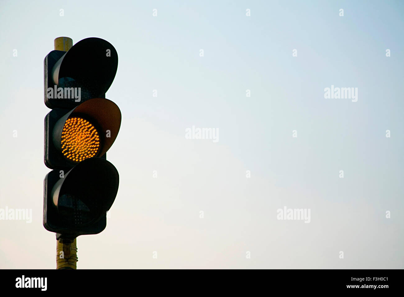 Segnale di traffico ; la luce arancione implica avviare ; Mumbai Bombay ; Maharashtra ; India Foto Stock
