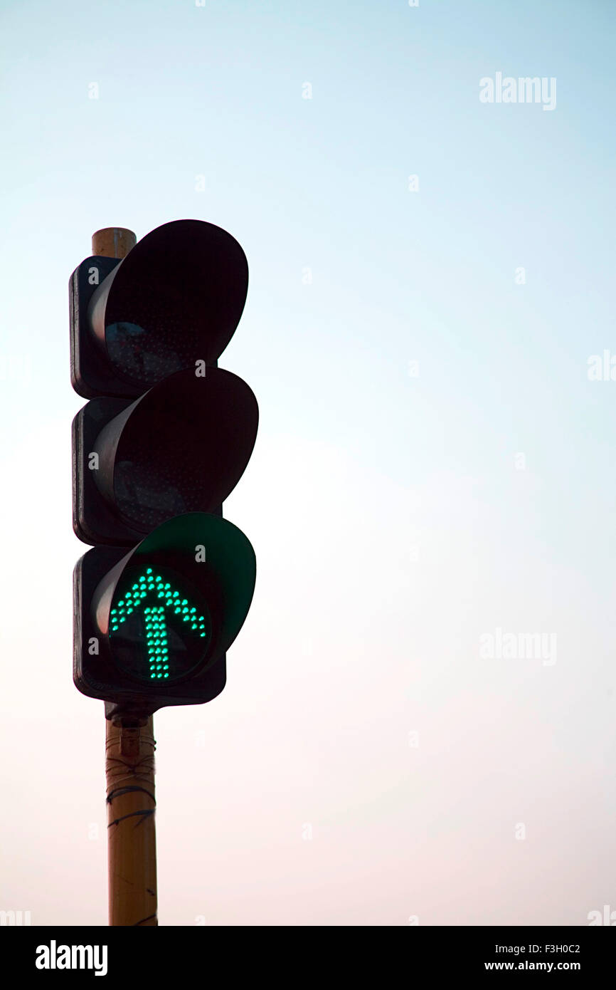 Segnale di traffico di luce verde ; implica andare ; Mumbai Bombay ; Maharashtra ; India Foto Stock