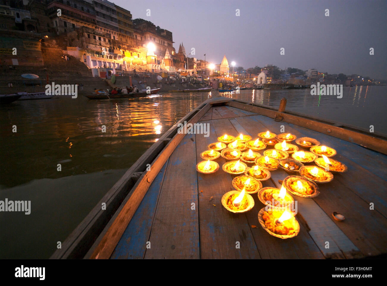 Dev lampade Deepavali o diya acceso su barca del fiume Ganga santo ; Varanasi ; Uttar Pradesh ; India ; asia Foto Stock