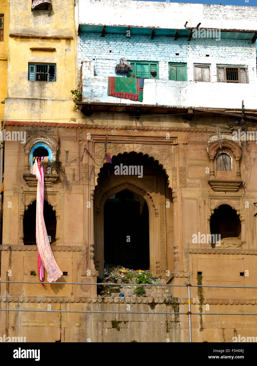 Sari essiccamento in uno dei balconi delle case sui ghat di santo Ganga river ; Varanasi ; Uttar Pradesh ; India Foto Stock