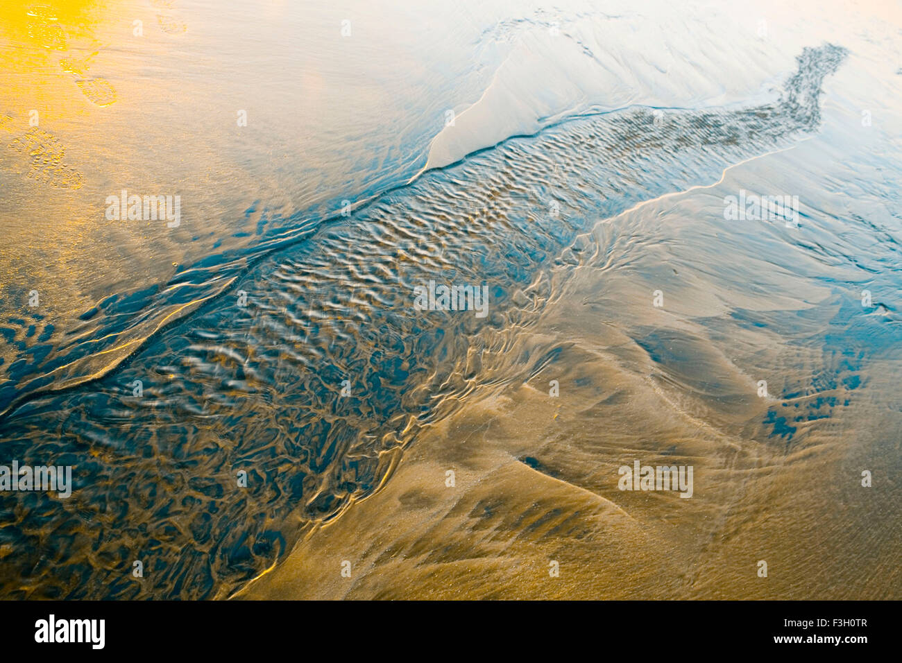 Curva di Creative e formare pattern di sabbia acqua di ruscello texture arte fotografia ; Aksa beach ; Malad Mumbai ; Maharashtra Foto Stock