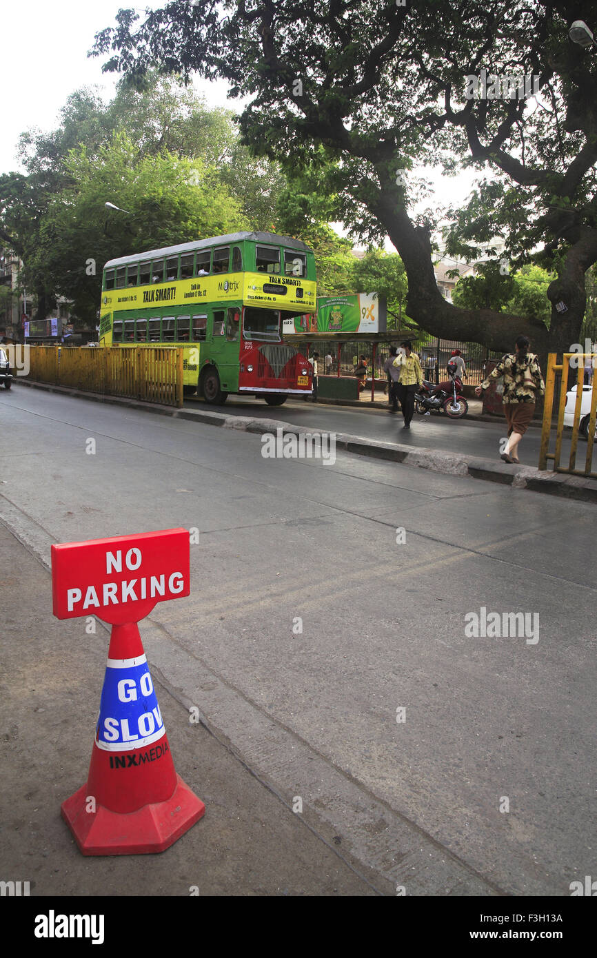 Parcheggio non andare lento board ; IL DR. Dadasaheb Bhadkamkar road; Grant road ; Bombay ora Mumbai ; Maharashtra ; India Foto Stock
