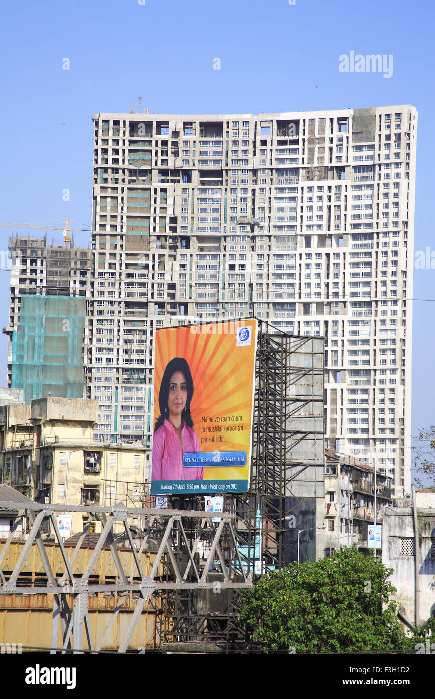 Costruzione nuova costruzione & serie televisiva mostra poster Jeena Kyunki Issi Ka Naam Hai a Mahalakshmi stazione ferroviaria di Mumbai Foto Stock