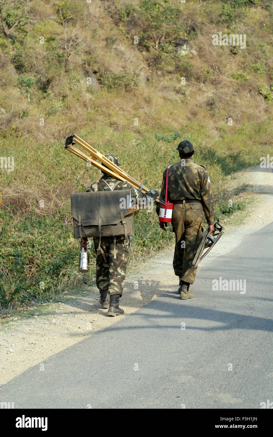 Militari di uomini a piedi ; Dehradun ; Uttaranchal ; India Foto Stock