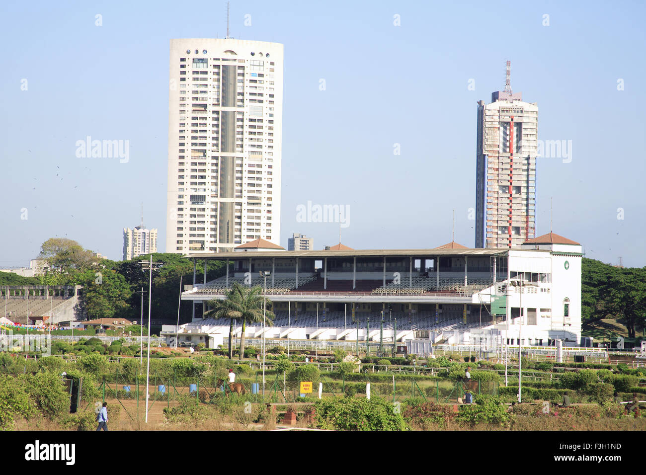 Edificio vicino a cavallo di razza in corso ; Mahalakshmi ; Bombay ora Mumbai ; Maharashtra ; India Foto Stock