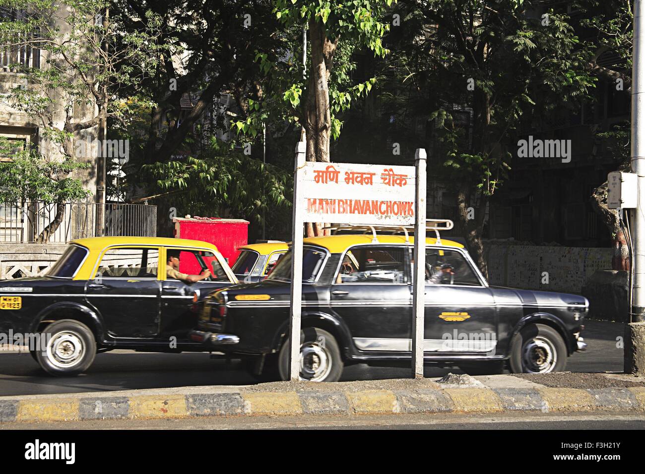 Taxi a Mani bhavan chowk ; P. Ramabai marg; Grant Road ; Mumbai Bombay ; Maharashtra ; India Foto Stock
