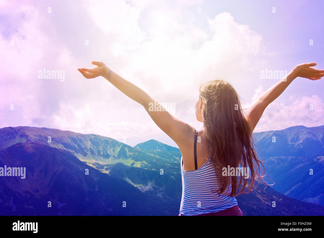 Ragazza adolescente sentire la libertà di montagne paesaggio. Foto Stock