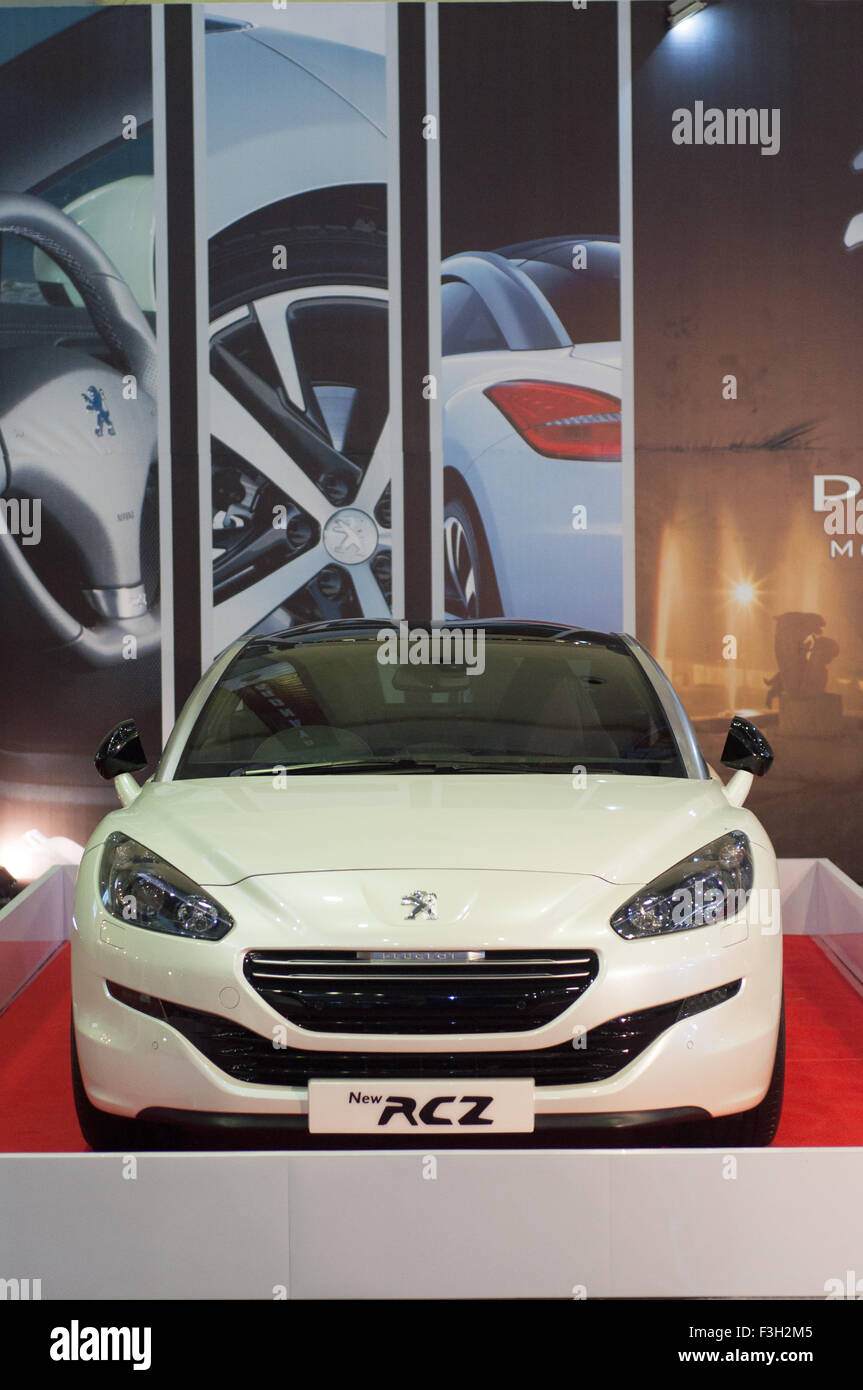 Makassar, Indonesia. 07 ott 2015. Peugeot presenta la nuova RCZ serie a Makassar Automotive Show 2015 in Makassar, Indonesia il 7 ottobre 2015. Sebbene il numero di vendite sono diminuite nel corso del primo semestre del 2015 a causa nazionale i problemi economici, non smettere di aziende del settore automotive per penetrare il mercato attraverso la vendita diretta o mostre. Credito: Yermia Riezky Santiago/Alamy Live News Foto Stock