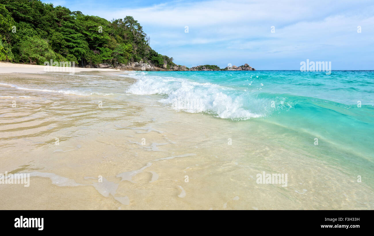 Bellissimo paesaggio blu del mare di sabbia bianca e onde sulla spiaggia durante il periodo estivo a Koh Miang isola in Mu Ko Similan parco nazionale, Foto Stock