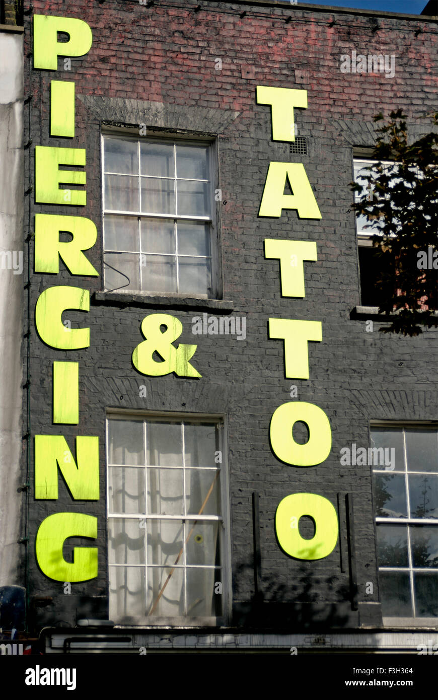 Percing and Tattoo Shop, Camden Town, Londra, Inghilterra, Regno Unito, REGNO UNITO Foto Stock