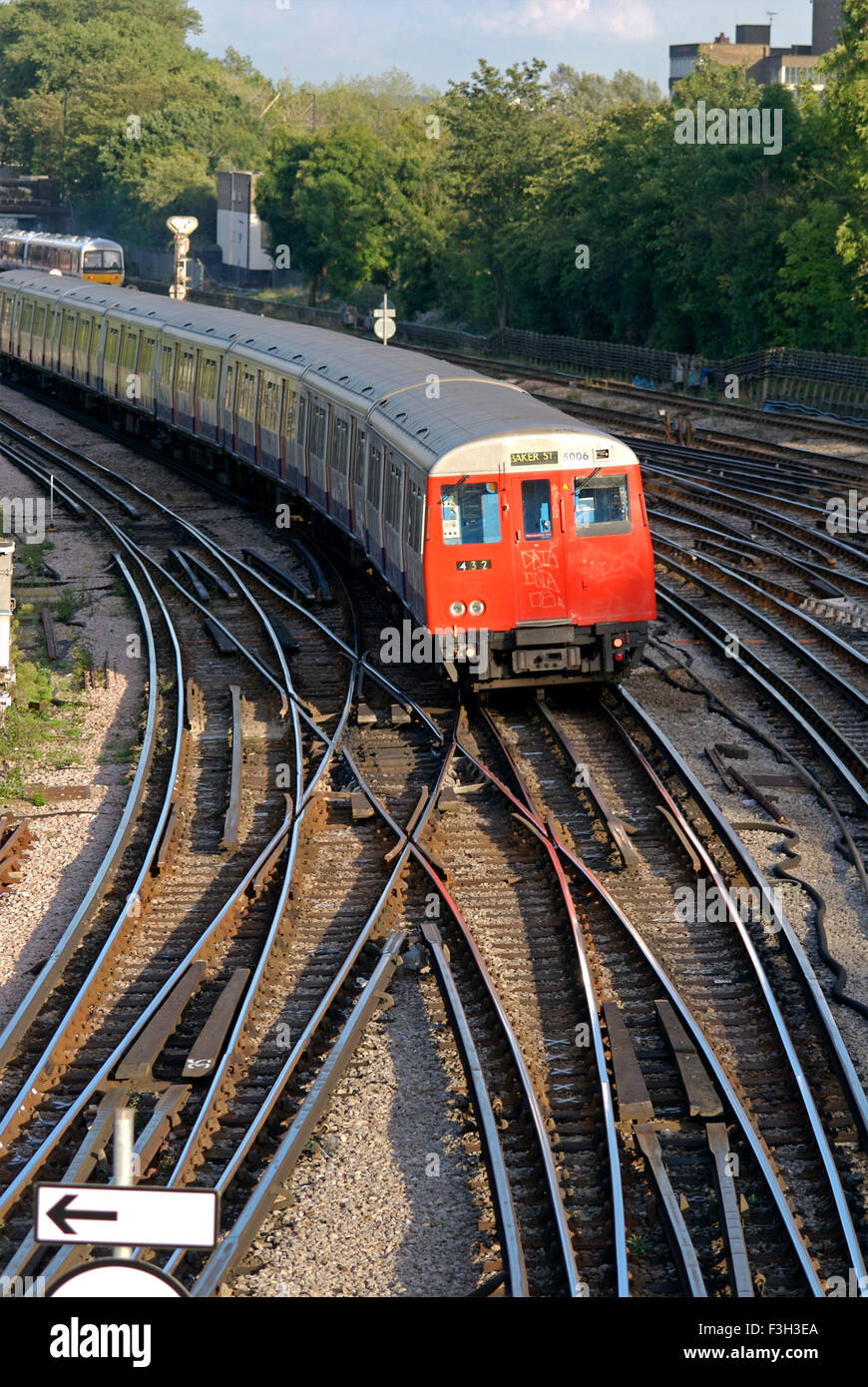 Treno metropolitano in pista, Harrow On The Hill, Londra, Inghilterra, Regno Unito, Regno Unito Foto Stock