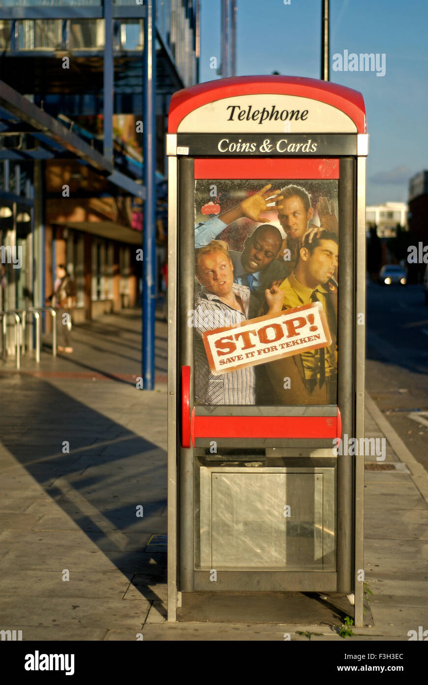 Gente bloccato fino in cabina telefonica a Harrow sulla collina Middlesex London ; Regno Unito Regno Unito Inghilterra Foto Stock